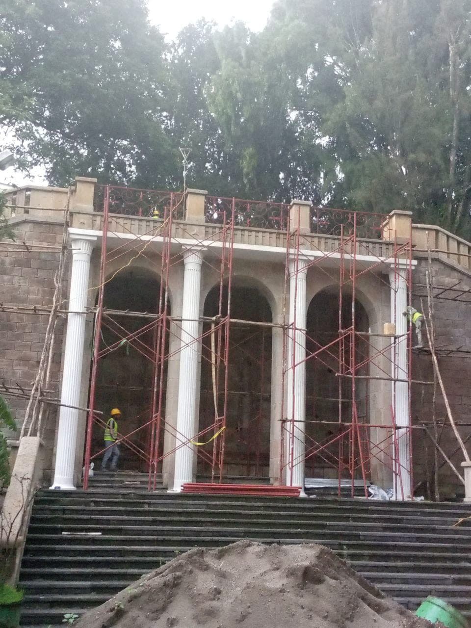 በእስካፎልዲንግ ስር ያለ የጥንታዊ አምዶች እድሳት